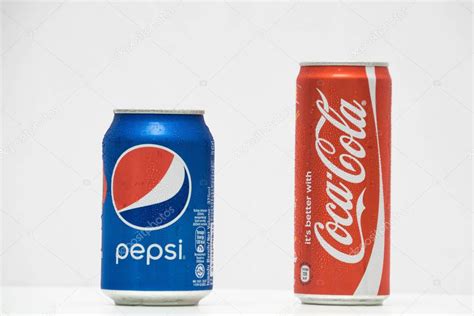 Latas De Pepsi Y Coca Cola Aisladas Sobre Fondo Blanco