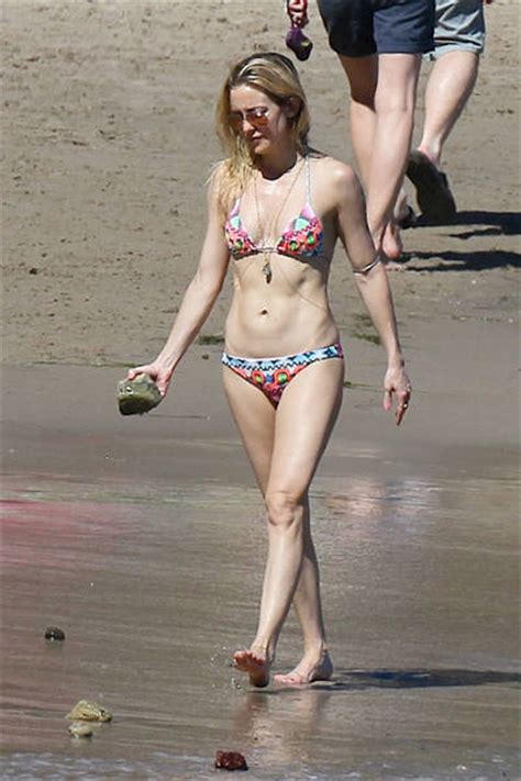 F Celebridades De biquíni Kate Hudson aproveita dia de praia com vocalista do Coldplay