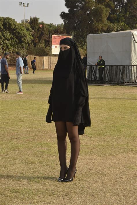 صور مثيرة سيدة منقبة وترتدي ميني جوب في مهرجان البولفار الأول