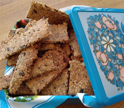 Weizenkleie kann gut unter müsli gerührt und für kekse, kuchen, feingebäck, brot und zum panieren von zu fritierenden lebensmitteln verwendet werden. Knäckebrot | SelbstGebacken.at | Rezepte für Kuchen ...