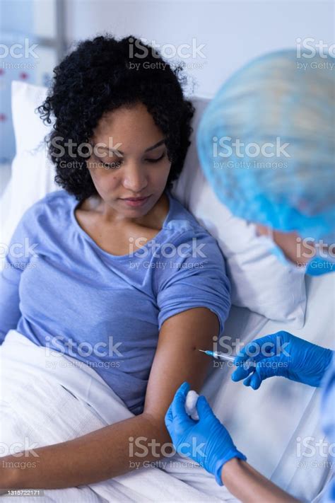 백인 여성 의사 병원에서 얼굴 마스크를 착용 하는 예방 접종 아프리카 계 미국인 여성 환자 백신접종에 대한 스톡 사진 및 기타 Cloobx Hot Girl