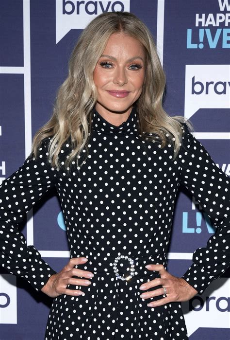 Lives Kelly Ripa 52 Shocks Fans After She Shows Off Her Fit Figure