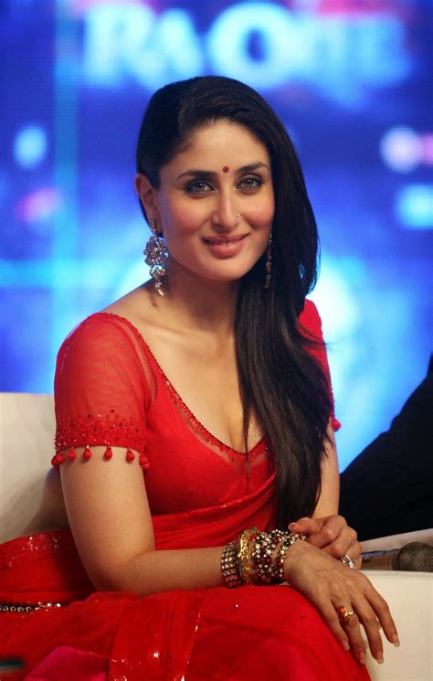 Kareena Kapoor Super Sexy Skin Show In Red Saree Desifunblog