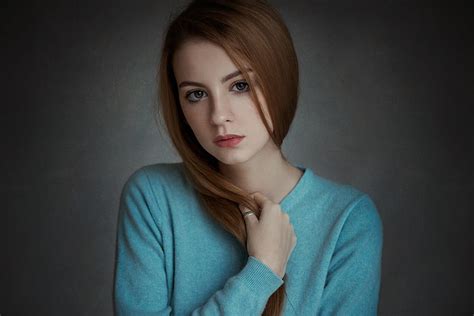 여자의 블루 크루 넥 스웨터 여자 모델 빨간 머리 주근깨 앤 Nevreva 초상화 파란 스웨터 머리를 잡고 HD