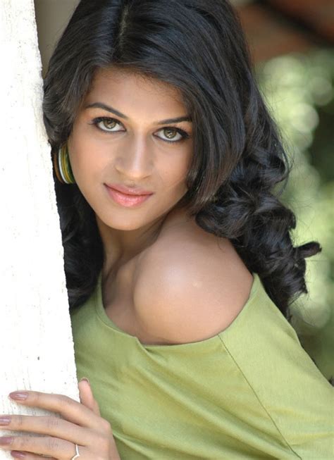 South Indian Actress Shraddha Das Pics Shraddha Das Images Shraddha Das Photos Telugu Hot