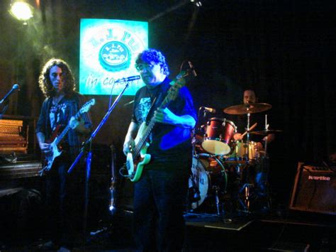 También participó como músico, arreglador y productor. ROCK QUE ME HICISTE BIEN: abril 2011
