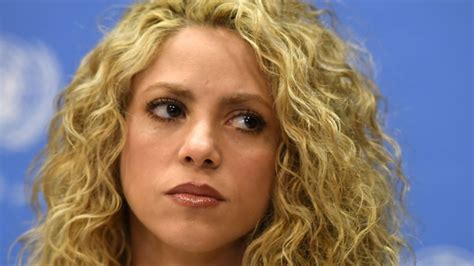 The singer designed the lavender fringed suit and had her friend make it for her. Shakira vuelve a entrar en polémica tras ser ofendida en ...