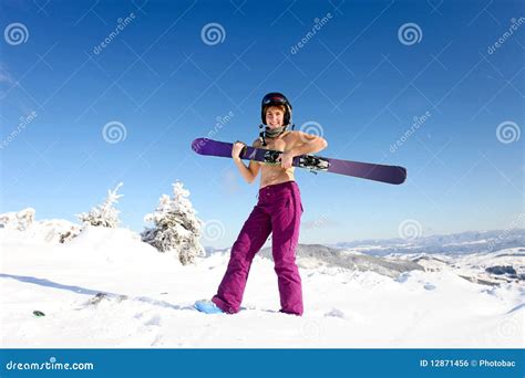 Toplesse Stellung Des Weiblichen Skifahrers Auf Der Ferse Stockfoto