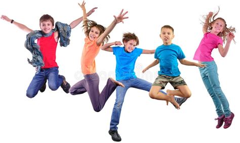 Niños De Salto Del Baile Feliz Aislados Sobre El Fondo Blanco Foto De