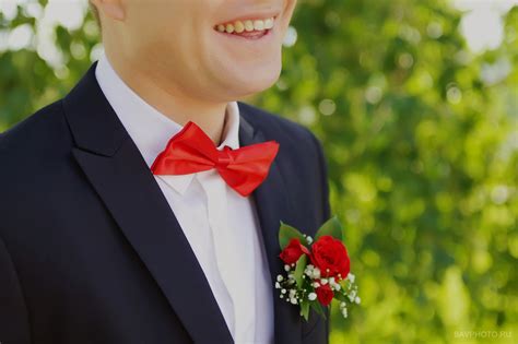 Свадьба синий костюм и красный галстук 95 фото