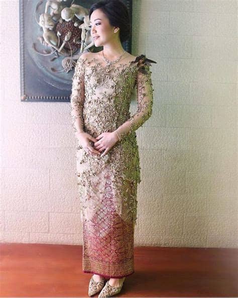 Untuk datang ke kondangan atau sekedar ke kantor, batik berdesain asimetris seperti di bawah ini, bisa bikin kamu & pasangan cocok selangit! 100+ Model Kebaya Modern 2020 Terbaru (Simpel, Casual dan ...
