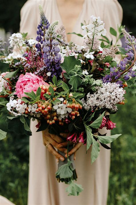 31 Summer Wedding Bouquets That Embrace The Season Wild Wedding