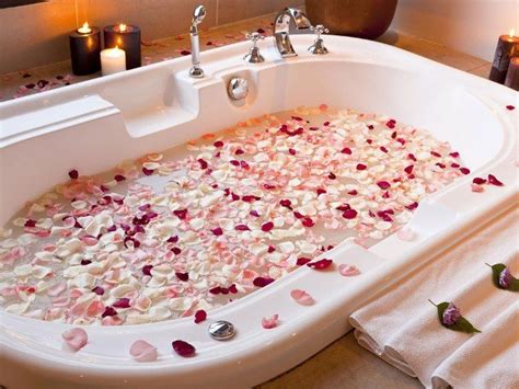 Ванна с красными лепестками роз