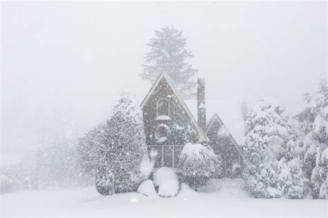 Erie Pennsylvania Covered In Four Feet Of Snow Crippling