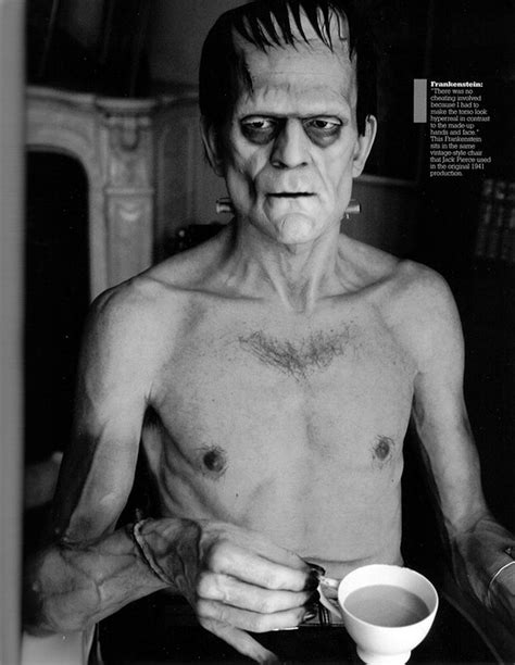 Boris Karloff tomando un café durante una pausa en el rodaje de Frankenstein Boris