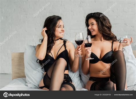 Lesbianas Sexy Feliz Lencería Sosteniendo Copas Vino Dormitorio