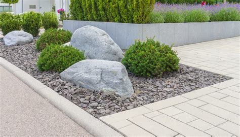 Moderner Vorgarten Mit Hochbeet Und Großen Steinen