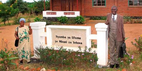 Mboni Za Yehova Jehovahs Witnesses Return To In Person Gatherings