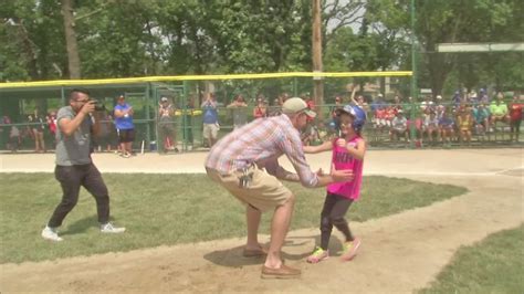 soldier father surprises daughter at softball game abc13 houston