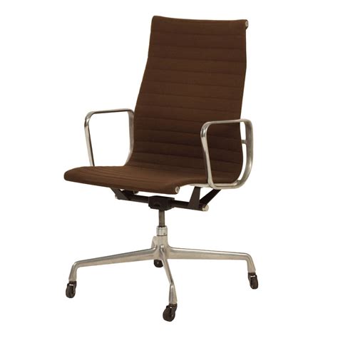 Released in 1961, the eames time life desk chair was an adaptation of the original lobby chair design, smaller in width, higher in height and more upright, perfect for use as a professional desk or work chair. Original Eames Office Chair by Charles & Ray Eames for ...
