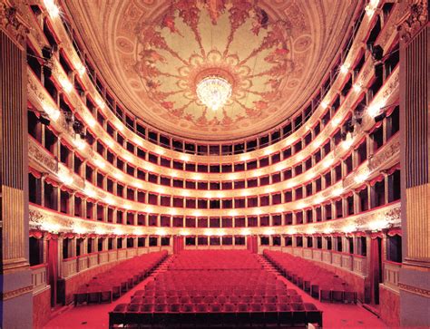 La guerra del pugno chiuso sulle tavole del teatro di Roma - IlGiornale.it