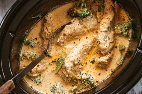 Pounding the chicken thin helps it cook quickly alongside the carrots and potatoes, with. Slow Cooker Garlic Chicken Alfredo with Broccoli - Slow Cooker Chicken Recipe — Eatwell101