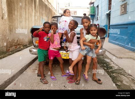 Los Niños Cubanos Jugando En Un Grupo En La Calle En Una Zona Pobre De