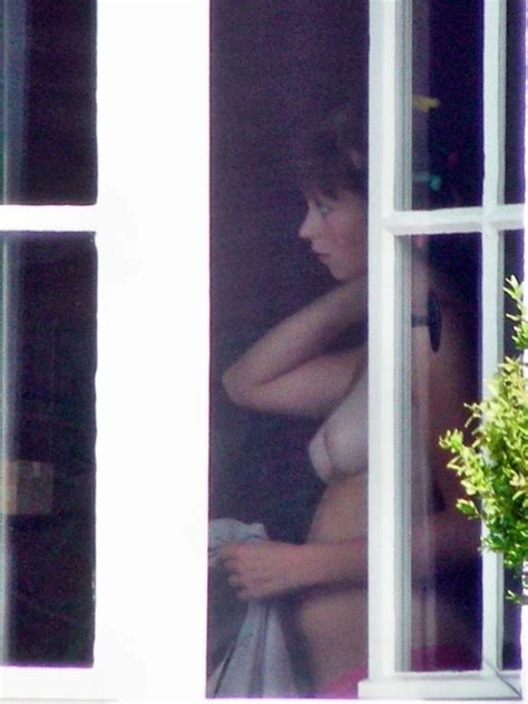 若い女の子が住んでる家の窓から盗撮した裸画像エロすぎ ポッカキット