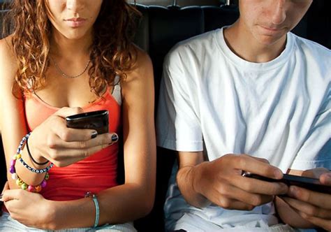 Teenagers Involved In Sexting Likely To Have Sex Earlier See Pics