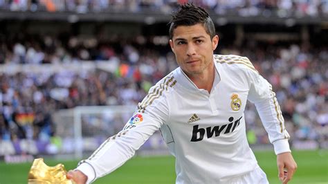 Cristiano ronaldo dos santos aveiro. Cristiano Ronaldo Changes his Hairstyle at Halftime; Prima ...