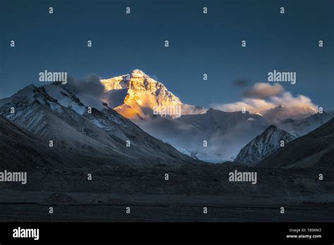 Mount Everest Tibet Hi Res Stock Photography And Images Alamy