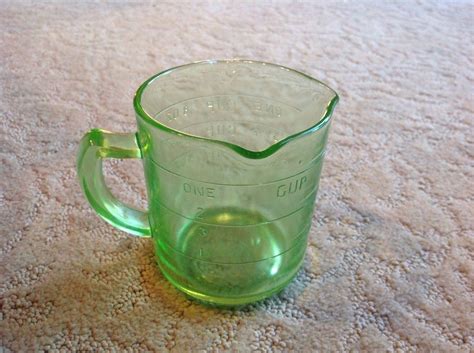 Kellogg S Green Depression Spout Measuring Cup