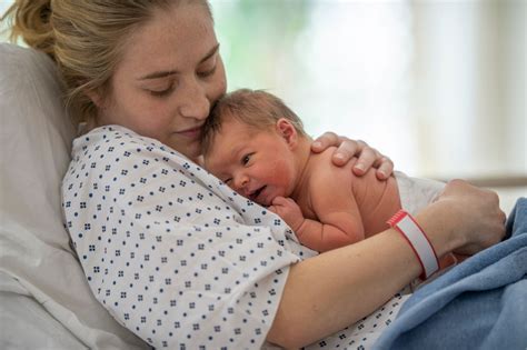 Wenn Frauen bei Geburt Gewalt erleben: Eine Rose gegen den Schmerz