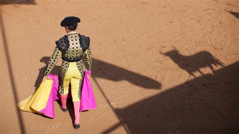 A Photographer Captured The Art Of Bloodless Bullfighting In Texas For