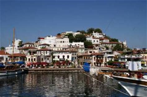 Dutzende kleine geschäfte, restaurants, bars und souvenirläden säumen die straßen. Fotos von Marmaris und der Tuerkei