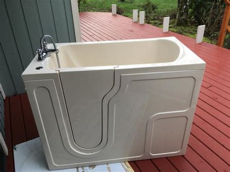 Higher overhead equals higher prices passed on to the consumer. 2002 Walk-In Bathtub-Jacuzzi North Saanich & Sidney , Victoria