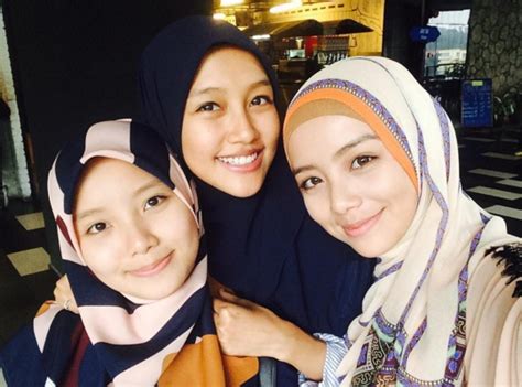 Sama cantik jangan lupa subcribe dan like okeyy. 23 Gambar Adik Beradik Mira Filzah - Berita Memey