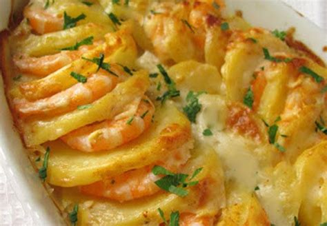 The textures and flavors combine, blending into the creamy. Un Bon Gratin de Crevettes et de Pommes de Terre | Shrimp ...