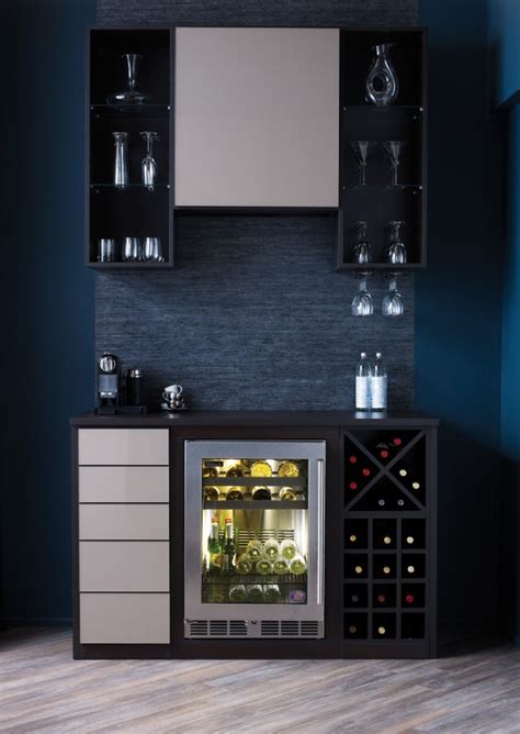 While the guests are on the other. Wine Bar Design for Home - HomesFeed