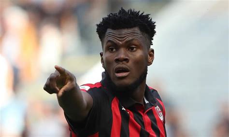 Kessie, 24 anni, ac milan posizione 34 in seria a valore di mercato 45 m controlla il suo profilo , le statistiche e l'analisi del potenziale calcistico. Milan, Kessie richiesto: il Psg lo cerca, la Cina lo tenta ...