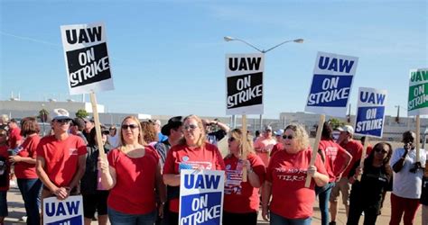 Uaw Increases Strike Benefits Pay For Gm Employees