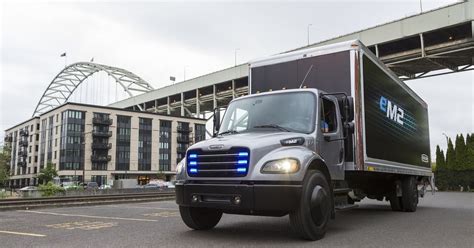 Daimler Hands Over First Electric Freightliner Truck To Penske Truck