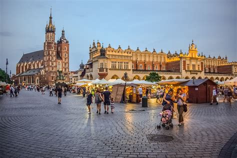 Se flere idéer til krakow, europa rejse, rejser. Main Market Square (Rynek Glowny), Krakow, Poland ...