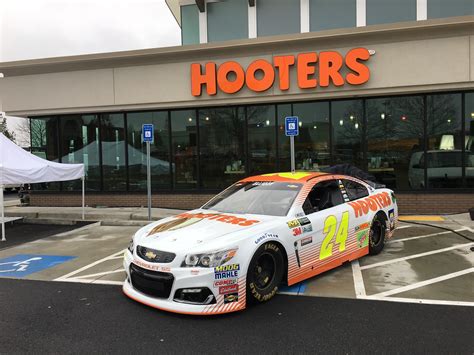 Elliott, Hooters unveil 2017 scheme | Hendrick Motorsports