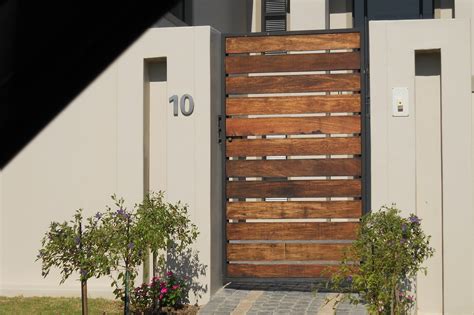 Kayu, besi, tembok, berbagai motif seperti pagar minimalis di bawah ini, yang selain aman, juga punya nilai estetika. 10 Desain Pagar Kayu Minimalis Untuk Rumah Terlihat Lebih ...