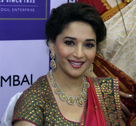 Les meilleurs gifs pour madhuri dixit navel. Madhuri Dixit High Definition Photos in Saree - trionic 88 ...