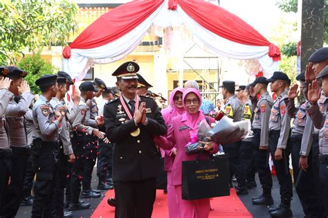 Polresta Cirebon Gelar Pelepasan Wisuda Purna Bhakti Anggota Polri Dan