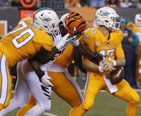 Dolphins Depleted Offensive Line Pushed Around In 22 7 Loss