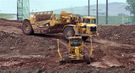 Haul Road Grader Working On The Haul Road While An Empty S Flickr