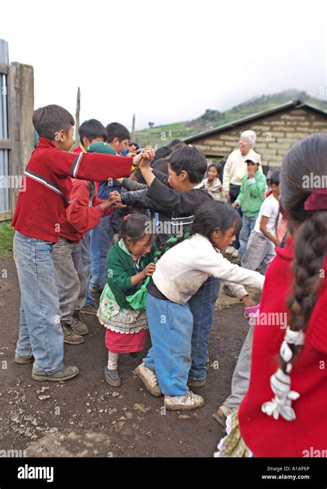 GUATEMALA CAPELLANIA joven indígena Maya Quiché niños jugando juegos Fotografía de stock Alamy